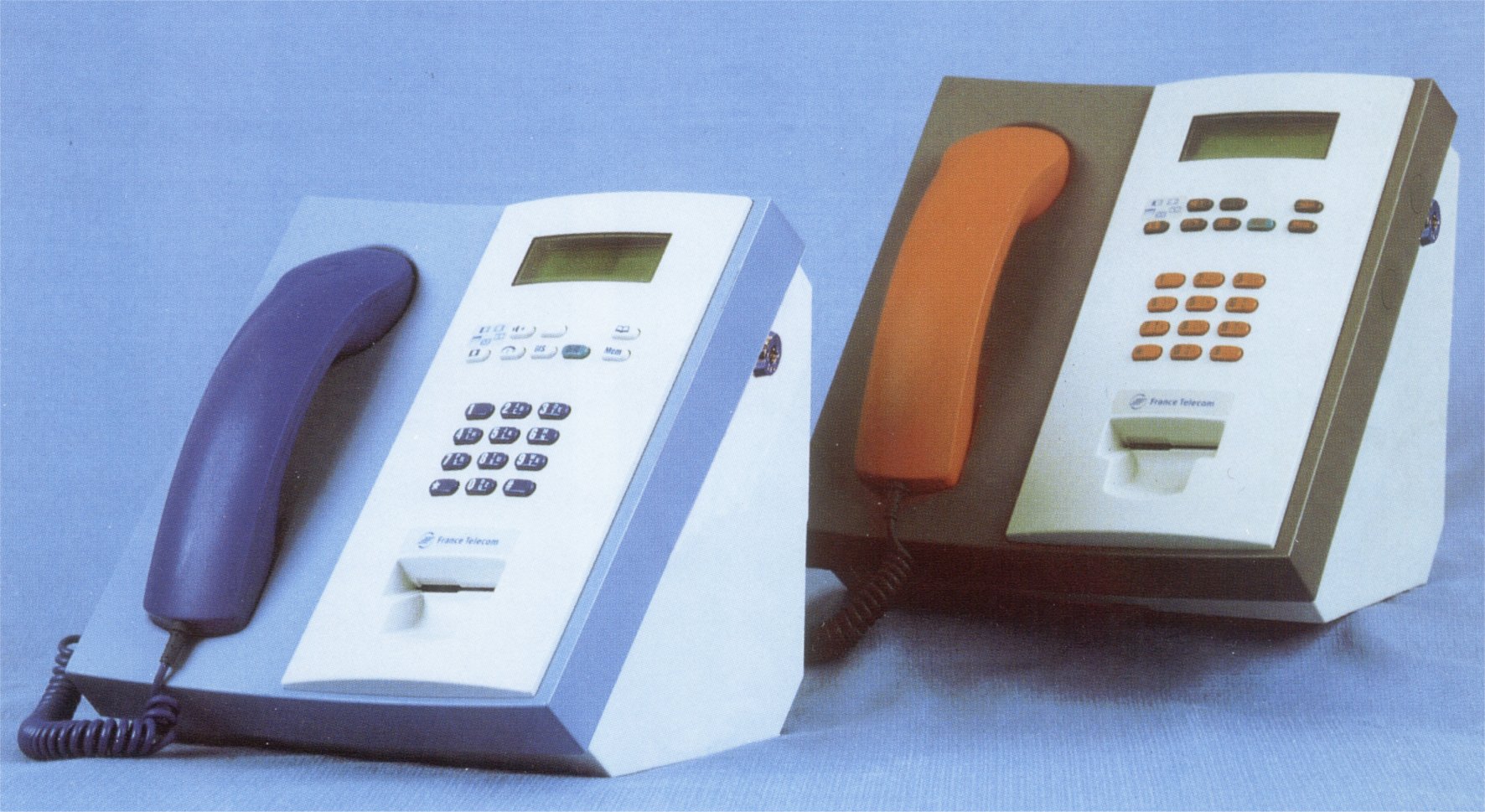 PointphoneInterieurCarteBleuEtOrange